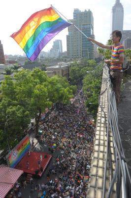 第12屆台灣同志遊行將於明(25)天下午登場，圖為彩虹圍城行動。圖：中央社資料照片   