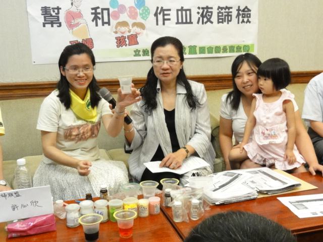 民進黨籍立委田秋堇31日召開記者會要求，政府應該動用預備金讓孕婦與兒童率先進行篩檢，以免讓孩子童打從娘胎開始，就遭到塑化劑和環境賀爾蒙的毒害。圖片：謝莉慧/攝   