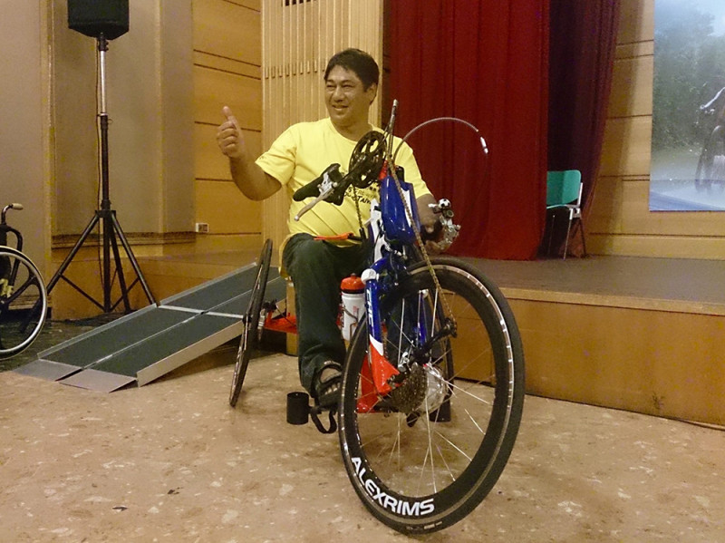 身心障礙者自行手搖車接力環島活動將在8月27日舉行，記者會現場身障者示範如何騎乘自行手搖車。圖：黃韋銓/攝   