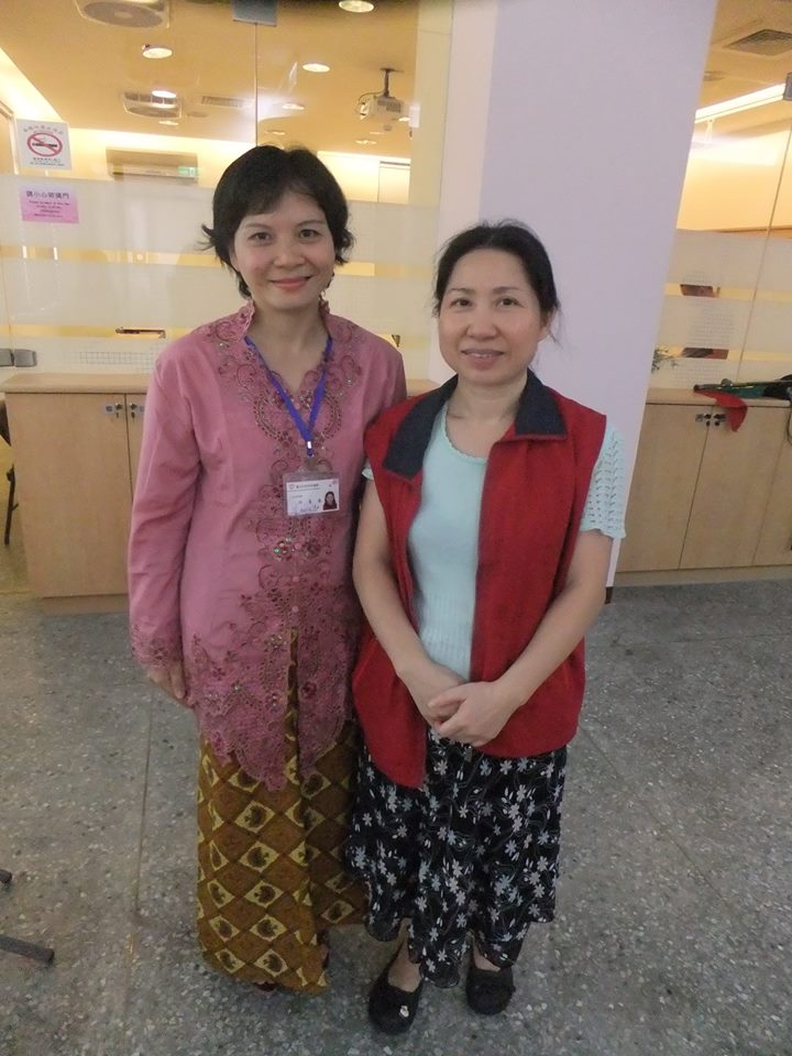 越南通譯邱喜春（左一）著越南傳統服飾和萬華新移民會館館長張瑀（左二）合照。圖：陳思穎/攝   