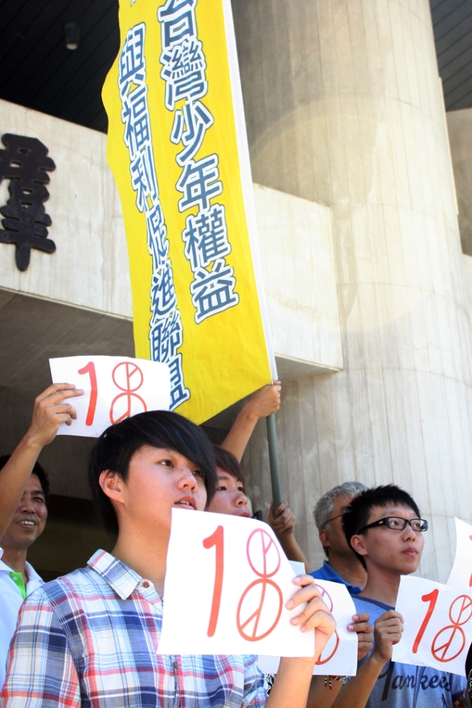 台灣少年權益與福利促進聯盟於今(12)早在立法院群賢樓門口公布2013「青少年議題」公投結果，呼籲「要學習不借課」、「18歲要投票」、「我要青年節」等三大訴求。圖：林良齊/攝   