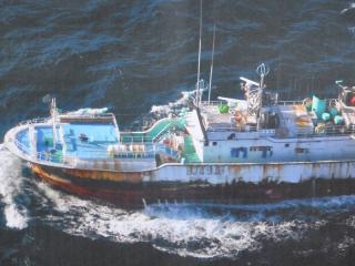我國蘇澳籍漁船「特宏興368號」日前失聯，今日被海巡署人員攔截。不過，船上除9名印尼籍漁工外，海巡署人員無法尋獲我國籍陳姓船長、何姓輪機長。圖：中央社   
