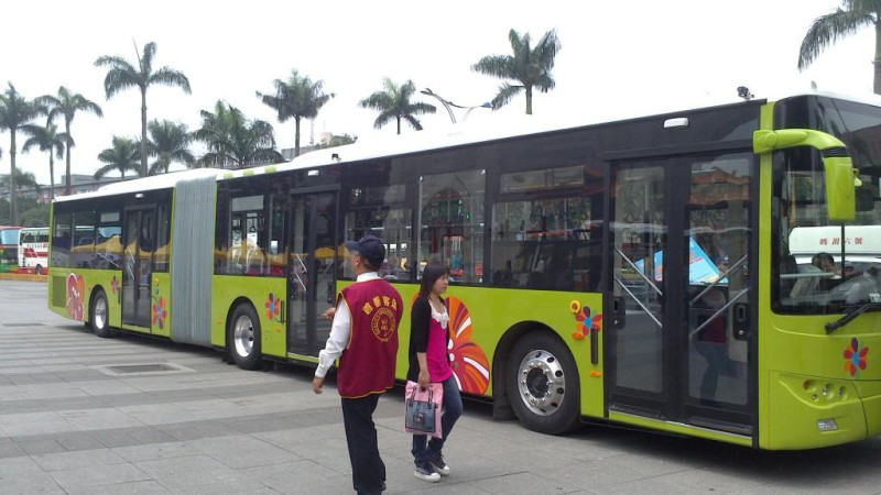 台北首都客運和大都會客運引進2款新式公車，分別是12米3門低地板公車與18米雙節低地板公車（圖）。圖：余懷英提供。   