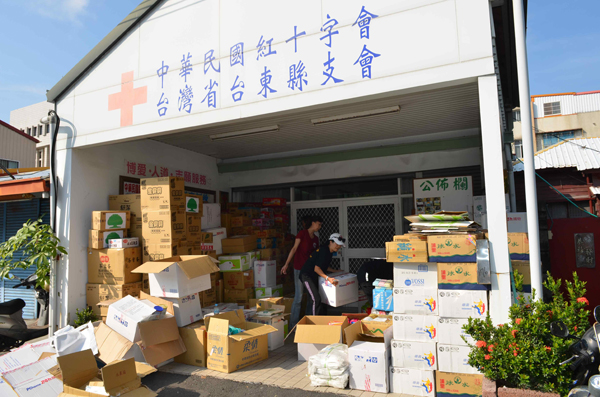 紅十字會台東縣支會總幹事林金祥表示，從四面八方湧進的救援物資已經塞爆了倉庫，感謝所有善心民眾，但台東支會已經無法再受理救援物資，他希望大家將愛心用在更有需要的地方。圖片來源：中華民國紅十字會總會提供   