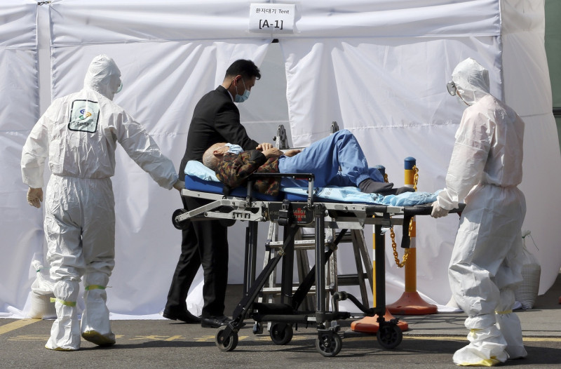 三星首爾醫院的醫療人員正在護送疑似感染MERS的病患。圖片來源：達志影像/美聯社資料照片   