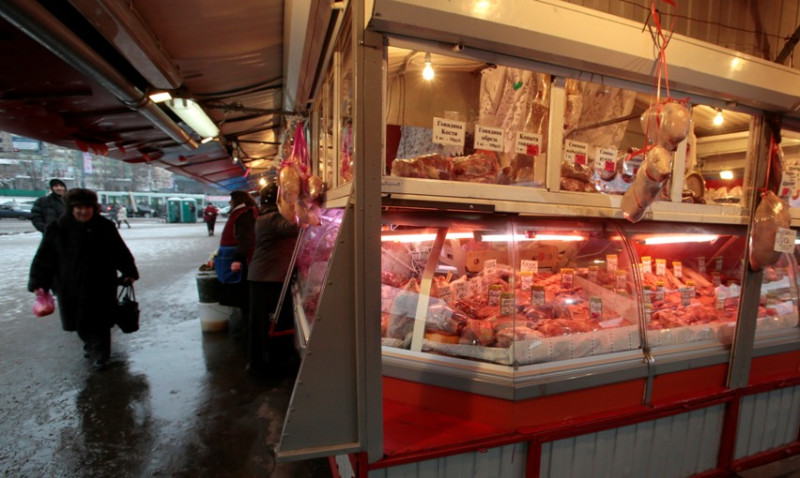 圖為莫斯科的一家肉品市場。俄羅斯在今(2012)年12月初要求所有美國牛肉都必須送驗，並堅持「零檢出」的標準。圖片來源：達志影像/美聯社   