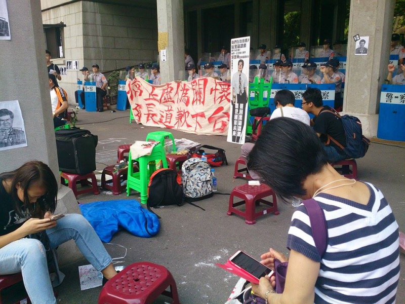 反課綱學生持續在教育部前廣場靜坐抗議。圖：黃韋銓/攝   