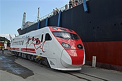 台灣鐵路管理局新購的普悠瑪號列車2組16輛運抵基隆港，25日卸載並舉行歡迎儀式。圖片來源：中央社。   