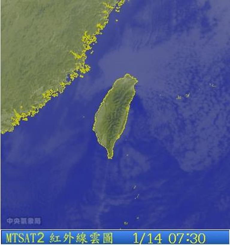 這個星期週一、二是乾冷但日夜溫差大，週三至週五是濕冷，其中週四到週五有寒流，週六到週日是乾暖。圖為1/14 07:30台灣的衛星雲圖。圖片來源：中央氣象局。   