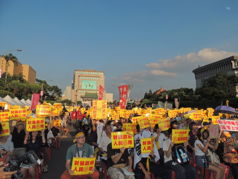 台灣農村陣線等民間團體今（18）天晚上5點在凱道舉辦「818拆政府」，活動在「豺狼政府，人民拆除」的吶喊聲開始。圖：林怡嫺/攝   
