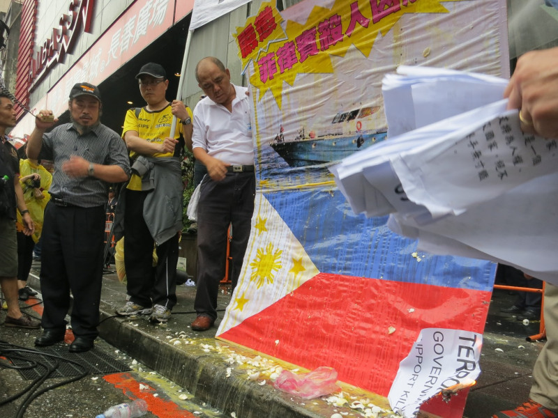 愛國同心會13日在菲國代表處前，蛋洗菲律賓國旗表達對於該國公務船槍殺台灣漁民的憤怒。圖：林朝億/攝   
