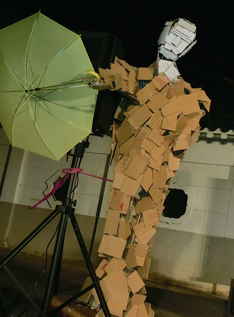 台灣人撐香港晚會主辦單位製作經典「雨傘人」縮小版。圖：楊淳卉/攝   