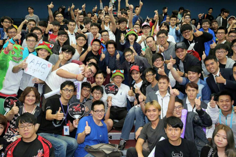 柯文哲11日出席「『台北挺電競，前進冠亞軍』世界大賽電競轉播暨宣導大會」，和現場將近500人一起觀戰。圖：翻攝柯文哲臉書專頁   