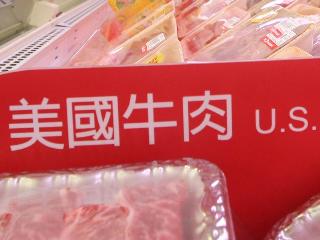 一項調查顯示，63.4%民眾不能接受美國要求若要進行台美貿易談判，台灣須先同意含有瘦肉精的美牛進口的條件。圖片來源：中央社。   