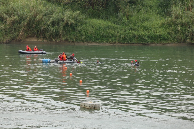 搜救人員冒低溫下水，繼續找尋3位失蹤乘客下落。圖：新頭殼資料照片   