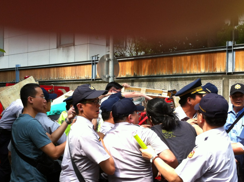 部分駐守在永豐餘總裁何壽川宅邸前抗議群眾與警方推擠。圖：鄭惠君/攝   