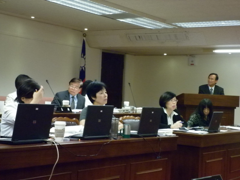 環保署長沈世宏昨天對台灣發展太陽能再生能源發電「過熱」的說法，14日在立法院遭到多位立委圍剿。圖片:謝莉慧攝   