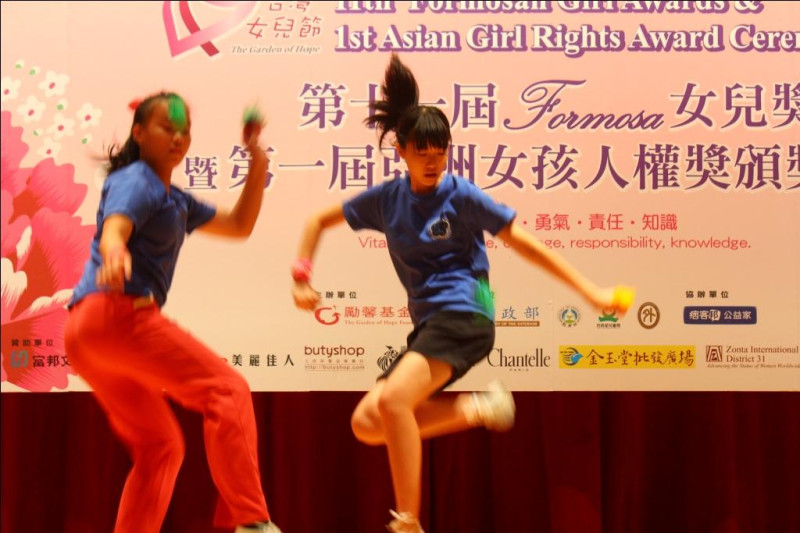 第11屆「Formosa女兒獎」典禮中穿插女兒們精彩的各種演出。圖:勵馨基金會提供   