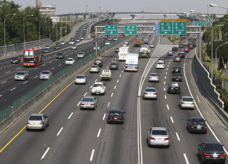交通部國道高速公路局擬於今年6月底，全面實施高速公路計程收費。圖片來源：中央社資料照片。   