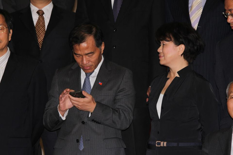 葉匡時在等待行政院長江宜樺時，拿出手機一直滑，格外引人注目。圖3之3：林雨佑/攝   