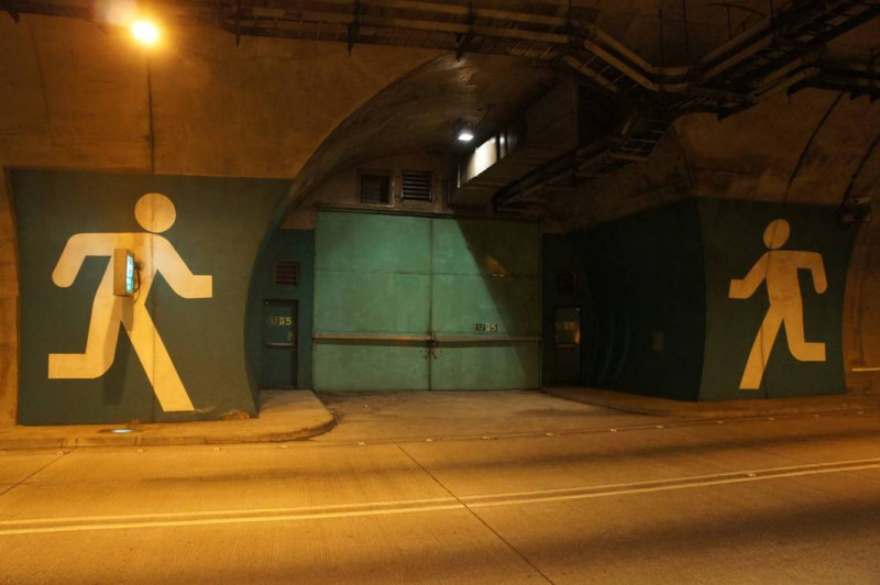 為引導民眾雪隧內的逃生位置，交通部高公局將在北上隧道全段繪製人形圖，以告知民眾隧道內疏散方向。圖片來源：交通部提供。   