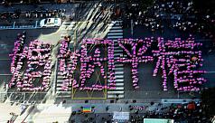 伴侶盟今（30）天下午號召支持婚姻平權的民眾，在立法院群賢樓前一同高舉粉紅色看板，排出「婚姻平權」4個大字。圖：中央社   