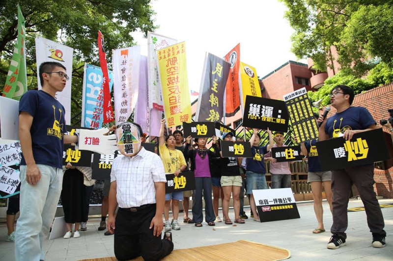 巢運發起人彭揚凱（右）每說完一個營建署對他們的回應，就痛批「打臉」。圖2之2：林雨佑/攝   