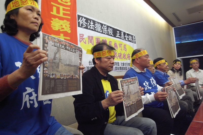 台灣農村陣線強調，土地和居住正義不容妥協，他們呼籲選民拒絕將神聖的一票，投給支持不公不義的《土徵條例》的立委。圖片：楊宗興/攝   