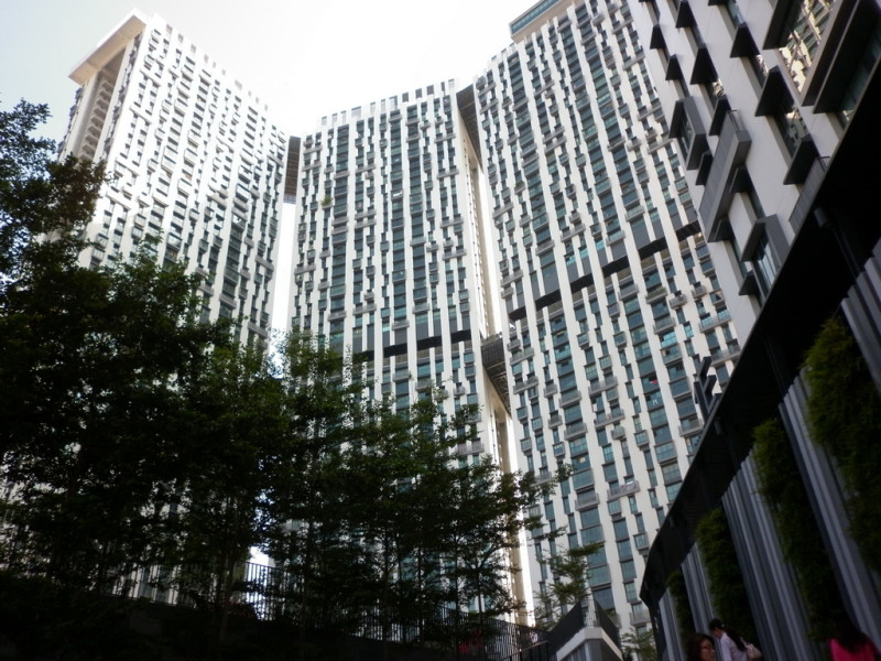 目前新加坡最高級的組屋Pinnacle，共規劃有7大棟，每棟樓高50層，其第26及50層樓還分別架設有空間天橋並打造全世界最長的空中花園走廊。圖片：謝莉慧攝   
