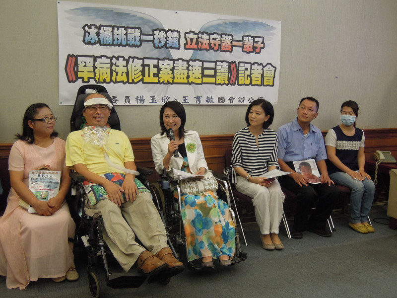 國民黨立委楊玉欣今(29)日指出，冰桶挑戰總有退燒之日，該如何延續對罕病病友及家庭的照顧，才是台灣社會必須面對的課題。圖：楊玉欣辦公室提供。   