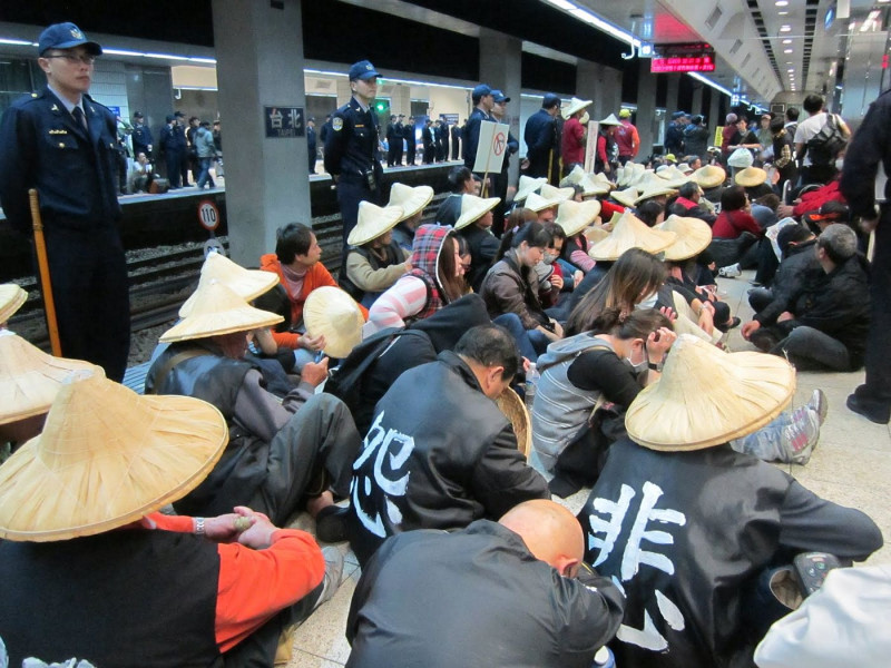 台灣鐵路管理局今（6）日表示，昨日關廠工人的行動共造成1萬600名旅客受影響，違反《鐵路法》及公共危險、阻斷公共運輸交通等行為，台鐵已移請鐵路警察局依法辦理。圖：何孟璇/攝   