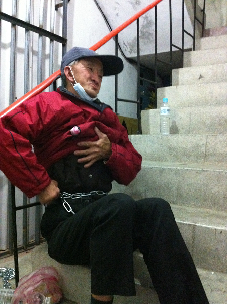 聲援人士將自己的身軀用鐵鍊綁在樓梯欄杆，希望能夠阻擋市府拆除大隊的腳步。圖片來源：楊宗興/攝&nbsp;&nbsp;&nbsp;