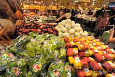 台北果菜市場今天到貨量衝高到1606公噸，超過平常300至400公噸間；整體蔬菜交易價每公斤新台幣41.7元，而昨天的蔬菜平均價格每公斤44.4元，創下4年來新高。圖片來源：中央社   
