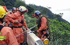 台北市搜救隊今日挺進蘇花公路 116公里坍方處，從陡峭山壁垂降，搜尋生還者及車輛殘骸。圖片:中央社   
