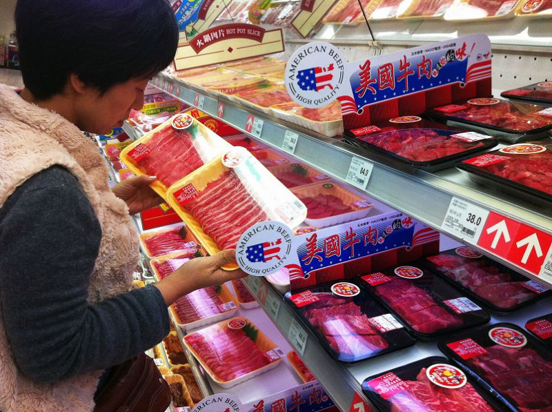 食品衛生管理法修正案已於昨日公布，最快25天後，消費者即可在市面上買到含萊克多巴胺的牛肉。圖片來源：中央社。   