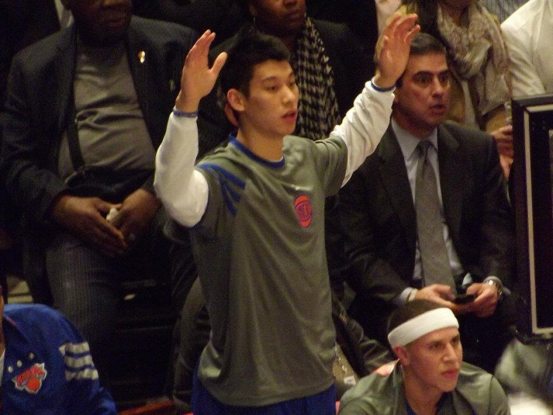 林書豪今天未出賽，他表示，今天早上練習時感覺右膝有些酸，但應該問題不大，休戰只是擔心過度使用會造成更大傷害，相信經過休息之後，不會有大礙。圖:NYDECO攝影&nbsp;&nbsp;&nbsp;