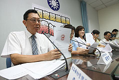 行政院農業委員會副主任委員黃有才（左）9日在立法院表示，台灣目前的農產品認證標章有過多問題，農委會目前朝向CAS（優良農產品標章）整合為目標。圖片來源：中央社   