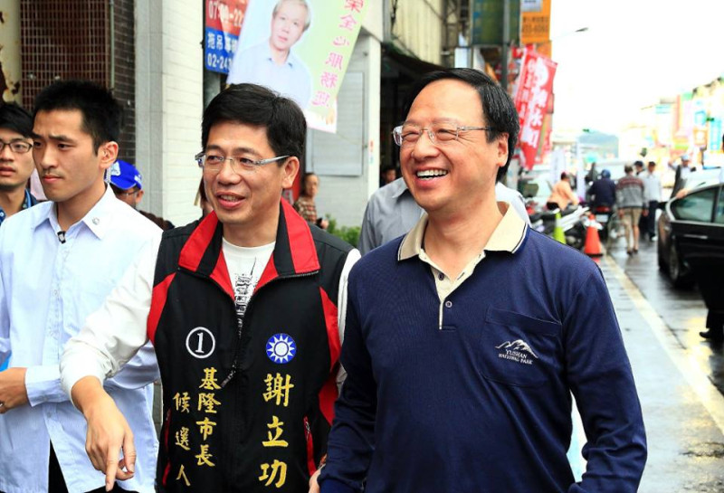 行政院長江宜樺今（16）天上午陪國民黨基隆市長候選人謝立功到基隆市市場掃街拜票。圖：謝立功競選總部提供   