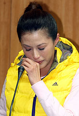 世界跆拳道聯盟（WTF）懲戒委員會21日告知，中華跆拳道選手楊淑君禁賽3個月。晚間楊淑君出席記者會時數度落淚。圖片來源：中央社   