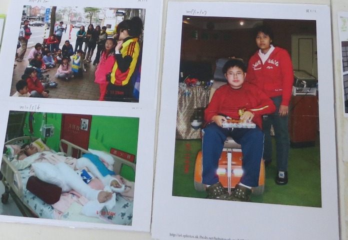 學童王威翔坐輪椅及住院時的照片。圖：王明華提供   
