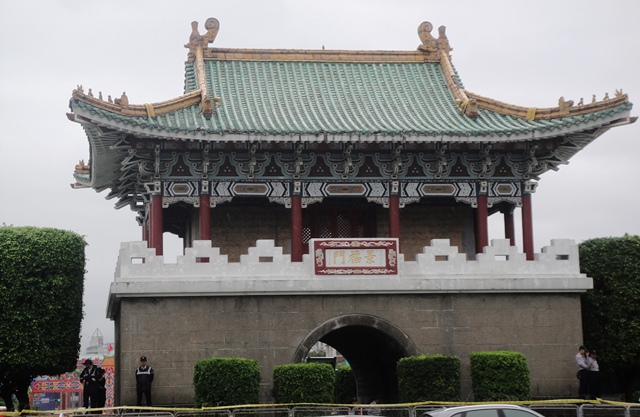 景福門上已有多名警察看守。圖5之5：王立柔/攝&nbsp;&nbsp;&nbsp;