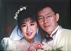 「台大怪醫」柯文哲與太太陳佩琪的結婚照。圖：中央社。   