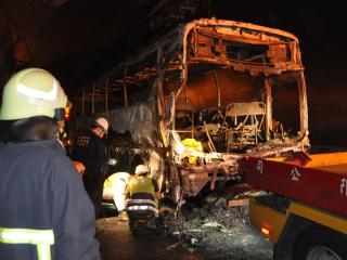 國道5號雪山隧道7日發生小客車爆胎，導致後方的首都客運追撞起火，車體全毀。圖片來源：中央社。   
