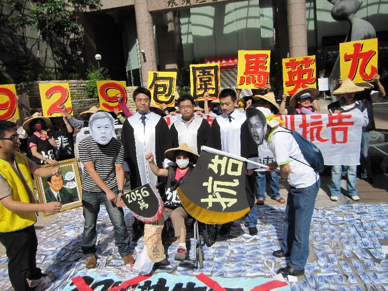 全國關廠工人連線今（28）日在勞委會前召開記者會，更以行動劇的方式，呼籲勞委會主委潘世偉停止用訴訟追殺工人。並上演行動劇。圖：王立柔/攝   