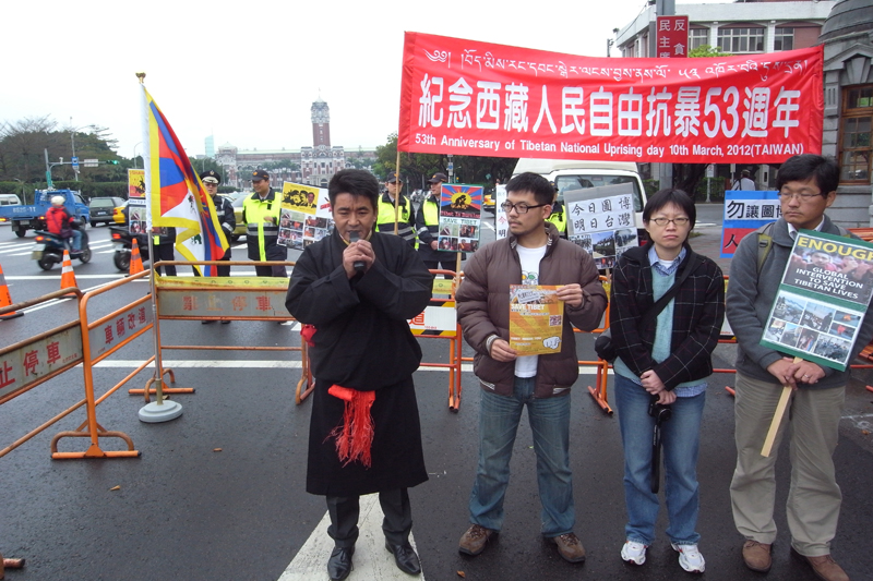 在台藏人及聲援團體10日將發起「圖博（西藏）抗暴53週年大遊行」的前夕，前往凱道並抬著4具棺材模型陳情，呼籲馬英九總統關注西藏人權問題。圖片：楊宗興/攝   