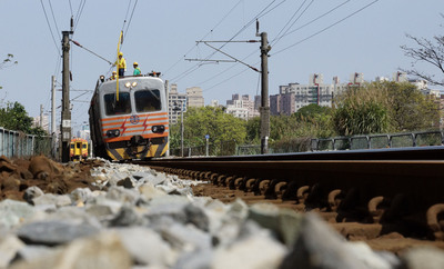 台鐵局今天表示，2月28日發生的台鐵意外是由於列車的集電弓支撐組件遺失，才造成電車線被扯斷的事故。圖：中央社資料照片。   