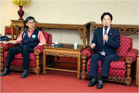 環保署長魏國彥（左）南下了解地方政府對廢油處理的作為，台南市長賴清德（右）提出多項建議。圖：黃博郎/攝   
