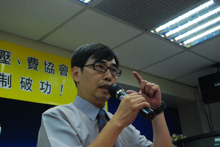 消基會祕書長陳智義表示，台灣醫院協會擬以B型、C型肝炎、流感治療預算不足、病例激增為由，直接對衛生署施壓，要求挹注經費。圖片:黃沛云/攝   