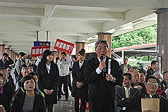 交通部長毛治國20日陪同立法院交通委員會到花蓮考察交通建設問題，並與地方人士座談溝通意見，與會人士對北迴鐵路一票難求大為不滿。圖片來源：中央社。   