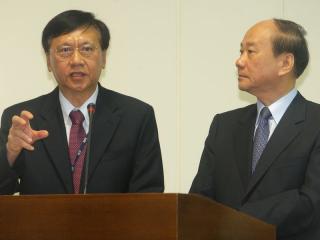 經濟部長張家祝（右）、生物技術開發中心執行長汪嘉林（左）今日在立法院經濟委員會說明牛樟芝研究情形。圖片來源：中央社。   